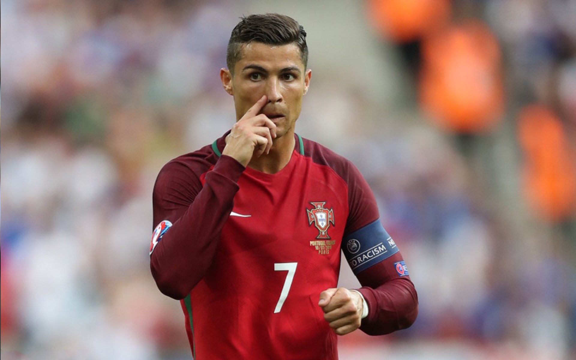 从维也纳到卡迪夫，当本泽马在压力中绽放，映照绿茵场的永恒哲学